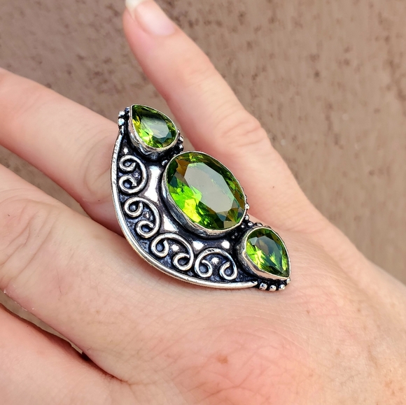 New Peridot 925 Silver Statement Ring. - Picture 7 of 8